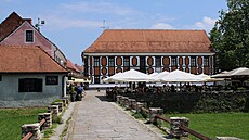 Zatímco nedaleko odtud se mnohokrát hroziv� zablýskly zahnuté turecké �avle a...