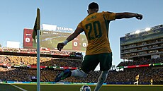 Australan Cristian Volpato zahrává roh b�hem zápasu proti Paraguayi