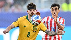 Australan Connor Metcalfe (vlevo) a Andres Cubas z Paraguaye v souboji o mí�