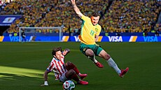 Australan Aiden O'Neill (vpravo) a Paraguayec Matias Galarza  v souboji o mí�