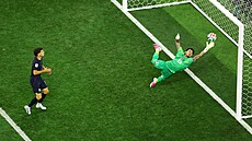 Turecký branká� Ugurcan Cakir chytá pokus Christiana Pulisice z USA