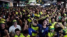 Brazil�tí fanou�ci bou�liv� oslavují v Riu de Janeiru úvodní gól utkání proti...