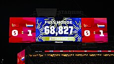Velkoplo�ná obrazovka na Levi�s Stadium hlásí vyprodáno na zápas mistrovství...