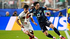Zprava paraguayský zálo�ník Matías Galarza v souboji o mí� s Canem Uzunem z...