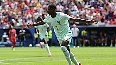 Francouzský úto�ník Ousmane Dembélé oslavuje gól vst�elený v 7. minut� zápasu...