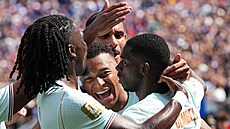 Francouzský úto�ník Ousmane Dembélé (vpravo) oslavuje s Kylianem Mbappém...