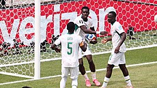 Senegalský zálo�ník Ismaíla Sarr oslavuje se spoluhrá�i gól na 2:0 v utkání...