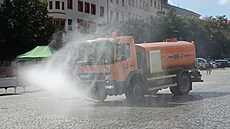 Cisterna Slu�eb m�sta Jihlavy (SMJ) ochlazuje rozpálené dla�ební kostky na...