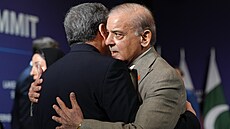 Íránský ministr zahrani�í Abbás Arak�í (vlevo) a pákistánský premiér �ahbáz...