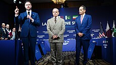 Americký viceprezident J. D. Vance (vlevo), pákistánský premiér �ahbáz �aríf...