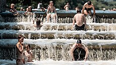 Lidé se koupou na jezu v Dob�ichovicích. (28. �ervna 2026)