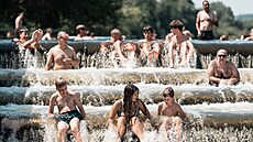 Lidé se koupou na jezu v Dob�ichovicích. (28. �ervna 2026)