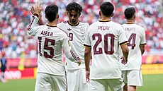 �pan�l�tí fotbalisté slaví gól do sít� Uruguaye na sv�tovém �ampionátu.