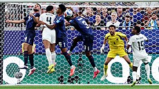 Hlavi�ková momentka v duelu na mistrovství sv�ta mezi Saúdskou Arábií a...