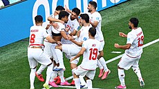 Fotbalisté Íránu slaví gól proti Egyptu na mistrovství sv�ta.
