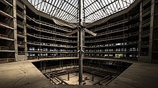 Interiér bývalého sídla Sazky v pr�b�hu dekonstrukce (25. �ervna 2026)