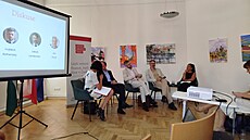 Odborný panel o financování alian�ních závazk� a p�ipravenosti armády. Vlevo...