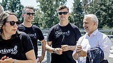 Na protestním shromá�d�ní zam�stnanc� �T vystoupil také investigativní noviná�...