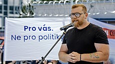 Na protestním shromá�d�ní zam�stnanc� �T vystoupil také re�isér Robert Kvapil....