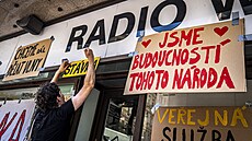Protest na obranu ve�ejnoprávních médií prob�hl i p�ed �eským rozhlasem, který...