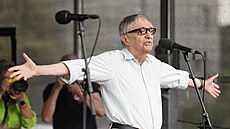 �Nesmíme podlehnout pocitu slabosti, �e oni (politici) jsou siln�j�í. H*vno,...
