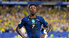 Brazilský k�ídelník Vinícius slaví gól do sít� Haiti.