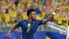 Brazilský k�ídelník Vinícius slaví gól do sít� Haiti.