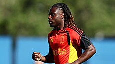 Belgický k�ídelník Jérémy Doku b�hem tréninku.
