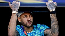 Brazilec Neymar sleduje z lavi�ky zápas proti Maroku.