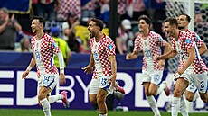 Chorvatský zálo�ník Nikola Vla�i� (uprost�ed) slaví gól do sít� Ghany.