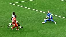Kanadský branká� Maxime Crepeau likviduje �anci v utkání se �výcarskem.