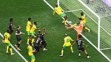 Jihoafrický obránce Aubrey Modiba vykopává balon z brankové �áry v utkání s...