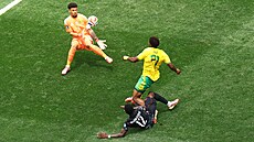 Branká� Jihoafrické republiky Ronwen Williams chytá nájezd Kana�ana Taniho...
