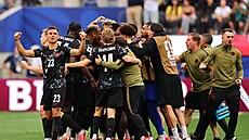 Kanad�tí fotbalisté slaví gól do sít� Jihoafrické republiky.