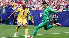 Chorvatský branká� Dominik Livakovi� pod tlakem v utkání s Ghanou.