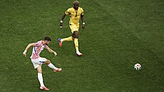 Chorvatský k�ídelník Petar Su�i� st�ílí gól do sít� Ghany.
