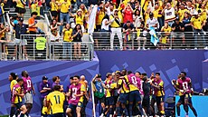 Ekvádor�tí fotbalisté slaví gól Gonzala Platy do sít� N�mecka.