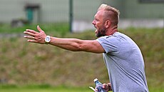 Roman West vede fotbalisty Karviné na tréninku.