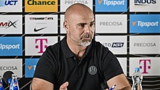 Generální �editel Jan Nezmar na tiskové konferenci v sídle libereckého Slovanu