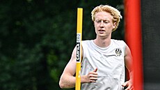 Tom Slon�ík na tréninku královéhradeckých fotbalist�