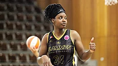 Brianna Fraserová v dresu francouzského celku Flammes Carolo Basket Ardennes