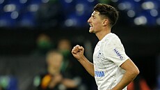 Alessandro Schöpf ze Schalke oslavuje gól..