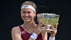 Marie Bouzková s pohárem pro vít�zku turnaje v Nottinghamu
