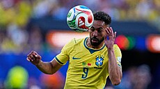 Brazilský ofenzivní univerzál Matheus Cunha hlavi�kuje mí� v utkání s Marokem.