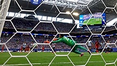 Marn� se uruguayský gólman Fernando Muslera natahoval po rán� Kevina Piny z...