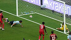 Uruguayský Maximiliano Araújo doklepává mí� za bezmocného kapverdského gólmana...