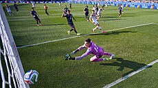 Paraguayský gólman Orlando Gill se marn� natahuje po zakon�ení N�mce Kaie...