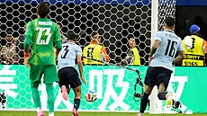 Uruguaský gólman Fernando Muslera po své chyb� sleduje, jak mí� kon�í v jeho...