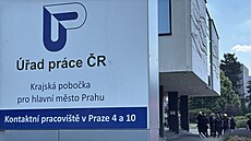 Policie i hasiči v Praze zasahují na Úřadu práce ČR v Novodvorské ulici kvůli...