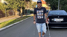 Poté, co Petr Vondrá�ek p�ed p�ti lety ochrnul po první vakcín� proti covidu,...